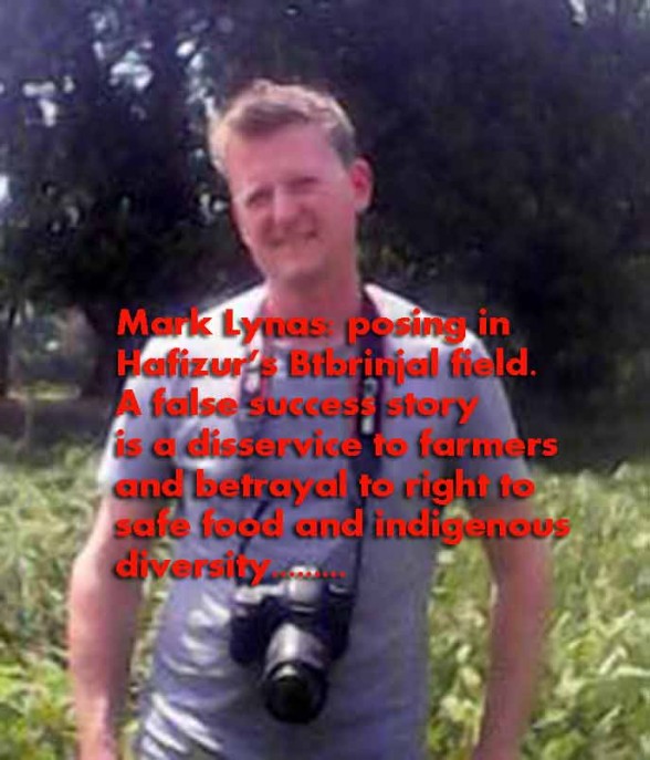 Mark Lynas poses in bt-brinjal field